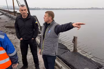 Наслідки удару по Південному мосту в Києві