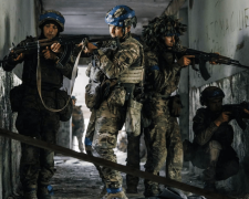 Военнослужащие ВСУ во время выполнения задания