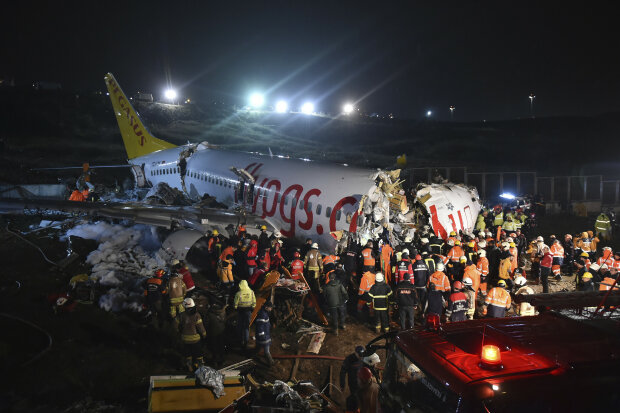 В аеропорту Стамбула літак з сотнею пасажирів перетворився на попіл, спливли моторошні кадри