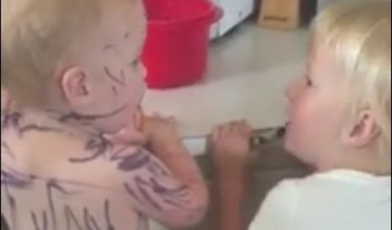 Маленька художниця розмалювала сестру з голови до ніг (відео)