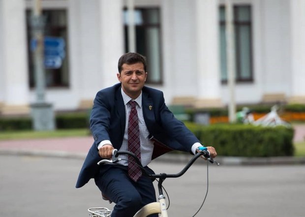 Українські політики поспішають наслідувати Зеленського, але виходить дешевий піар і сором