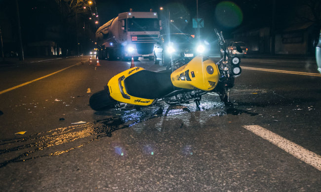 У Києві мотоцикліст розбився в ДТП: "Намагався обігнати"