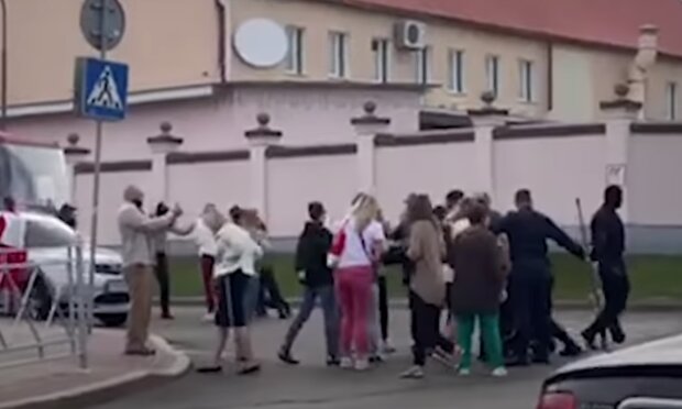 В Беларуси озверевшие омоновцы добивали протестующих дубинками, вход пошел газ: "Что творится, твою м*ть"