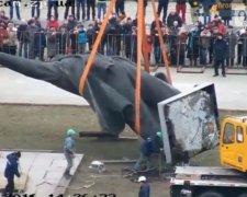 Запорожского Ленина вывезли ногами вперед (фото, видео)