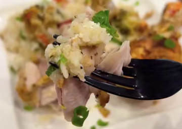 Курица с овощами и рисом, кадр из видео