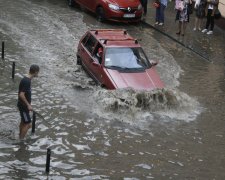 Львов ушел под воду: стихия взяла в плен десятки людей, город невозможно узнать