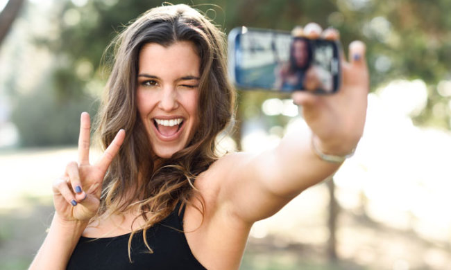 дівчина робить селфі