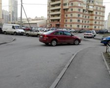 Київський жлоб парковки показав справжнє обличчя на камеру