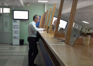 Чоловік у податковій. Фото: youtube