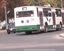 У Києві "гола" водій тролейбуса накинулася з кулаками на пасажира – "Маю право!"