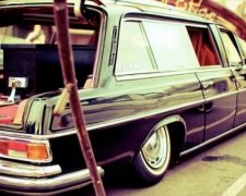 П'яний автослюсар викрав катафалк і влаштував ДТП