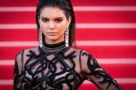 Сестра Кардашьян здивувала шкарпетками на червоній доріжці в Каннах