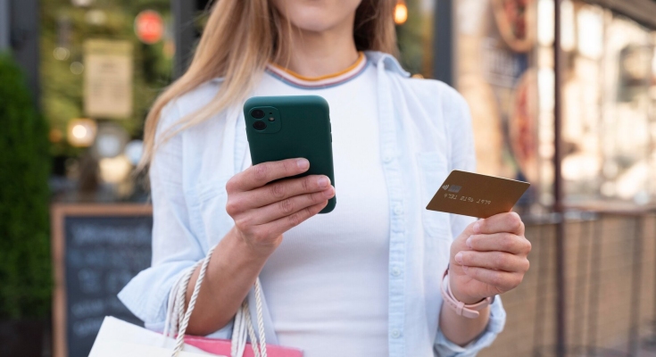 Оплата банківською карткою / фото: Freepik