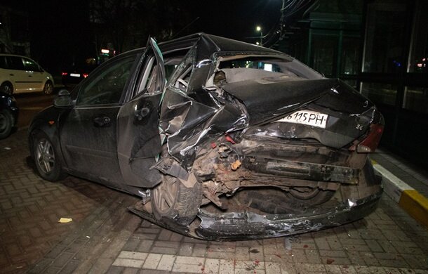 Автівки розкидало по вулиці, потерпілі борються за життя: перегони з копами закінчилися скаліченими життями