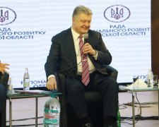 Сеть рассмешила пятилитровая баклажка воды у ног Порошенко: "Сушняк?"