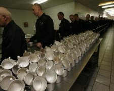Російські зеки масово труяться цвяхами і розпорюють животи