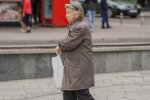 Пенсионерка считает деньги