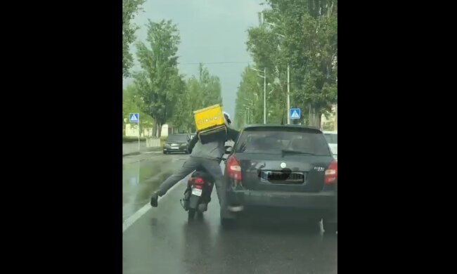 В Киеве курьер службы доставки устроил махач посреди дороги - "По еб*лу заказывали?"