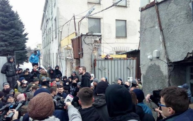 Силовики покинули базу "Нацкорпуса" в Киеве