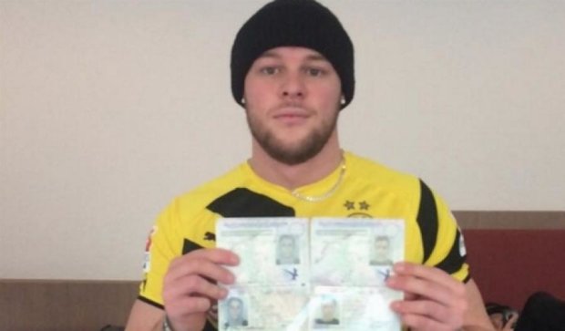 Британець з бородою злітав за кордон за паспортом своєї подруги
