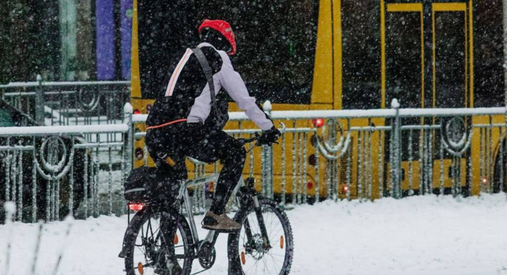 Велосипедист, зима, фото из соцсетей