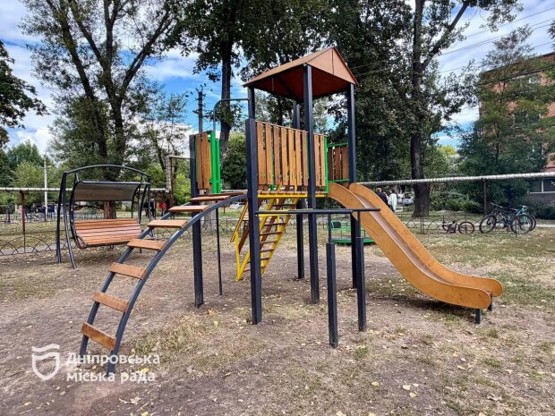 В Авіаторському у Дніпрі оновили дитячий майданчик: карусель, гойдалки та ігровий комплекс