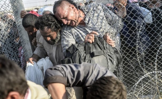 Озброєні та небезпечні: 20 тисяч мігрантів готові взяти штурмом Європу