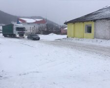 На Тернопільщині виріс сніговий Еверест, українці взялися за лопати: "Не поїдемо, а попливемо"