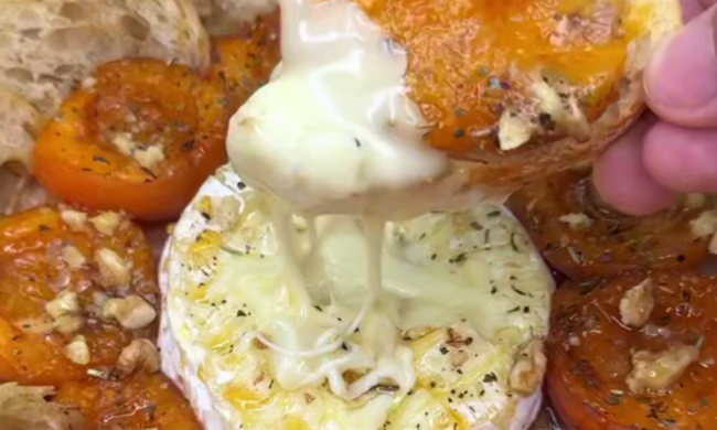 Закуска с абрикосами и камамбером, кадр из видео