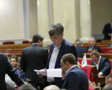 Нужденні з мільйонами: в мережі показали найбідніших депутатів