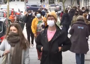 люди в масках, скріншот з відео