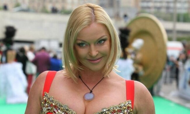 Фолловеры сглазили: Волочкову укусили черепаха, оса и морской еж