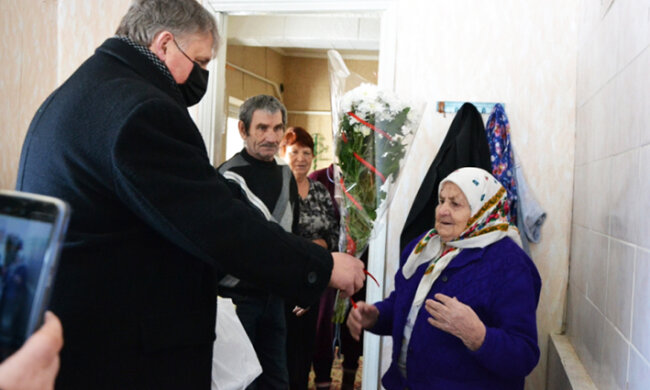 100-річна хмельничанка пережила Сталіна з Гітлером і всміхнулася гостям: "Українки - найсильніші"