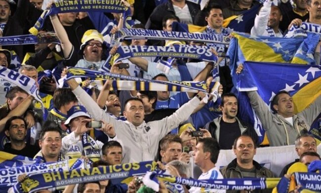 Боснийский фанат скандировал "Палестина" и получил по голове (видео)