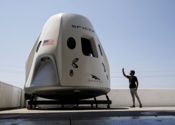 Путівки в космос тепер реальність - у SpaceX назвали дату першого туристичного польоту