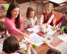 Преподавательница с детьми