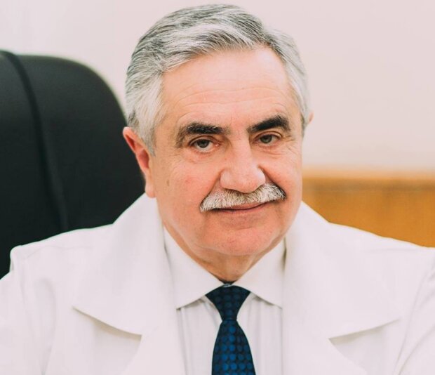 Во Львове легендарный врач стал депутатом в шестой раз: "Халат мандату не помеха"