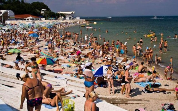 Слизькі і смердючі: в Одесі пляжі потерпають від небаченого лиха
