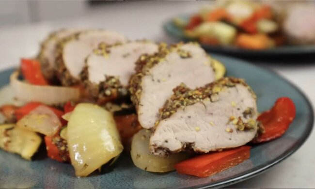 Свиная вырезка с овощами: фото скрин Ютуб