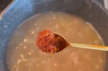 Нежное томленное пряное мясо, кадр с видео