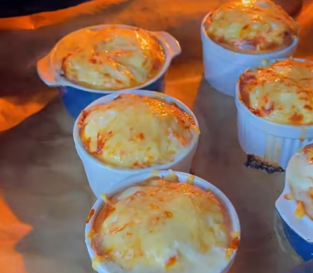 Мінікіші з червоною рибкою та броколі: фото скрін рецепту