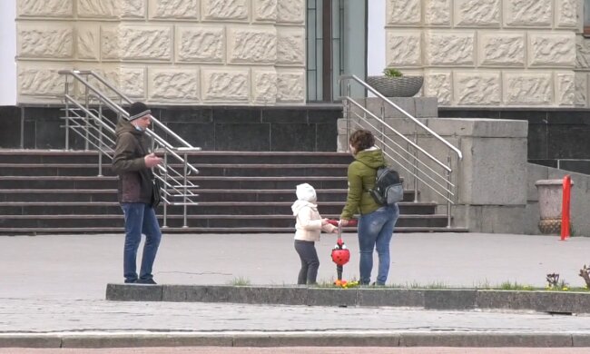 Родители с ребенком, фото: кадр из видео