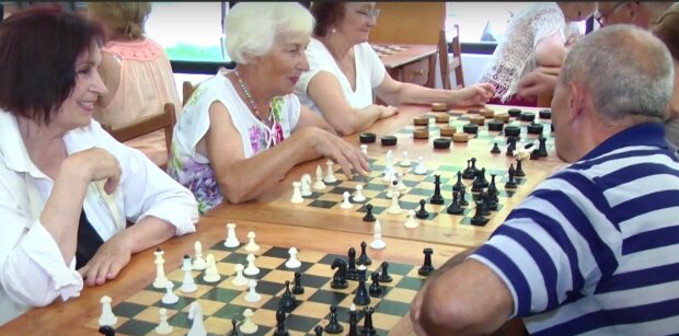 Пенсионеры, играющие в шахматы. Фото: youtube