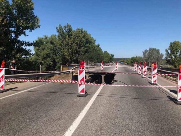 На Харьковщине мост сказал водителям "до свидания": немного "прилег отдохнуть", видео беспорядка уже в сети
