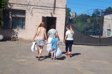 Дніпрянка кинула товаришів по чарці заради своїх малюків - "Мамочко, йдемо додому!"