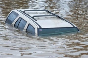 На Київщині потонув автомобіль з жінкою