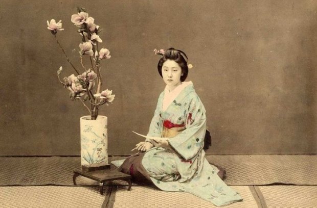 Игра на кото, сеппука и гейши за столом: невероятные старинные снимки покажут страну восходящего солнца с неожиданной стороны