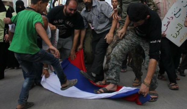 Сирійці розтоптали прапор Росії (фото)