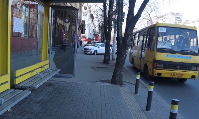 Дніпряни непритомніють прямо в маршрутках — привели до тями і кинули на зупинці