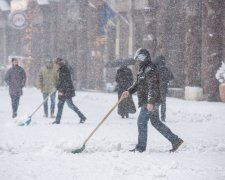 Мокрий сніг та штормове попередження: де вдарить негода в Україні